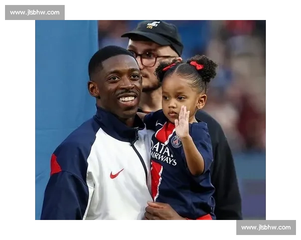 恩怨局秒变温情时刻！登贝莱追星梅西，媒体炒作翻车现场